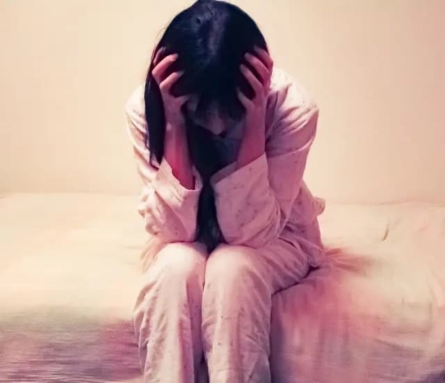 耳鳴りがひどく頭を抱える女性