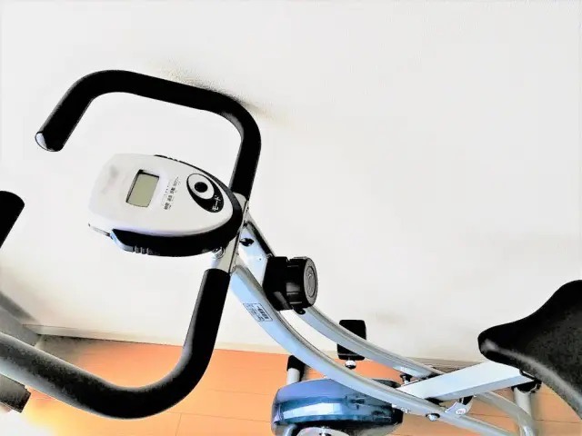 整形外科の変形性股関節症リハビリで使用するエアロバイク
